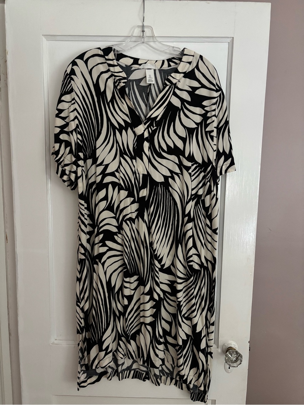 H&M Black & Cream Abstract Leaf-Print V-Neck Dress